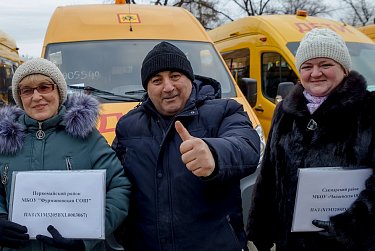 35 новых автобусов поехали в сельские школы 